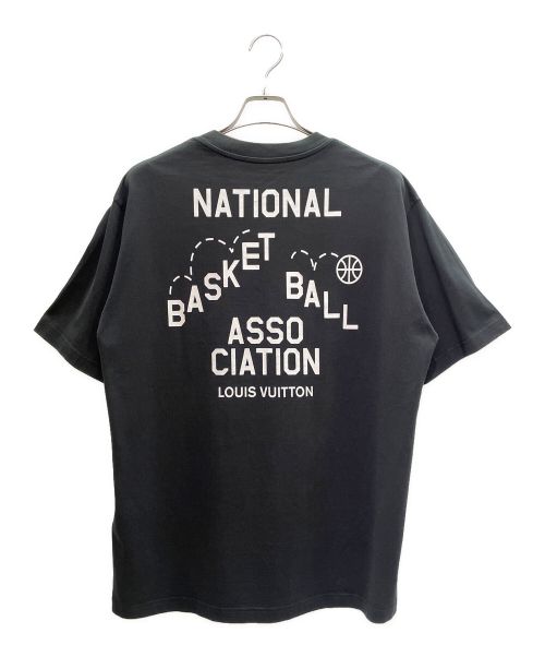 LOUIS VUITTON（ルイ ヴィトン）LOUIS VUITTON (ルイ ヴィトン) NBAロゴプリントクルーネックTシャツ ブラック サイズ:XLの古着・服飾アイテム