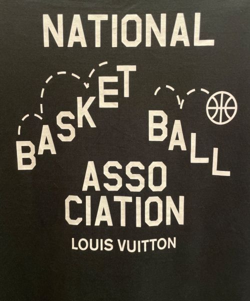 LOUIS VUITTON（ルイ ヴィトン）LOUIS VUITTON (ルイ ヴィトン) NBAロゴプリントクルーネックTシャツ ブラック サイズ:XLの古着・服飾アイテム