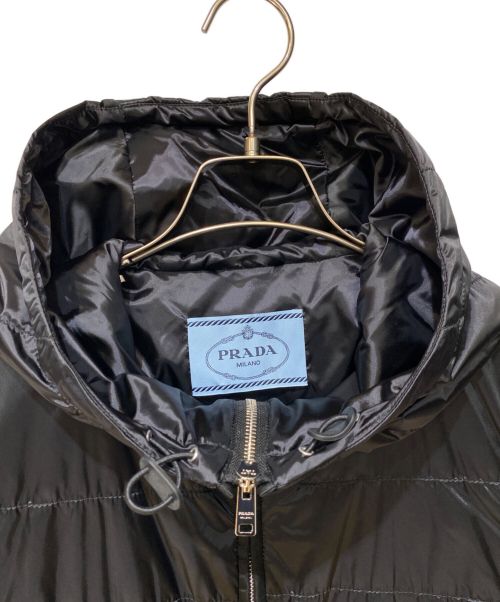 PRADA（プラダ）PRADA (プラダ) Sleeve emblem puffer jacket（スリーブエンブレムパファージャケット） ブラック サイズ:44の古着・服飾アイテム