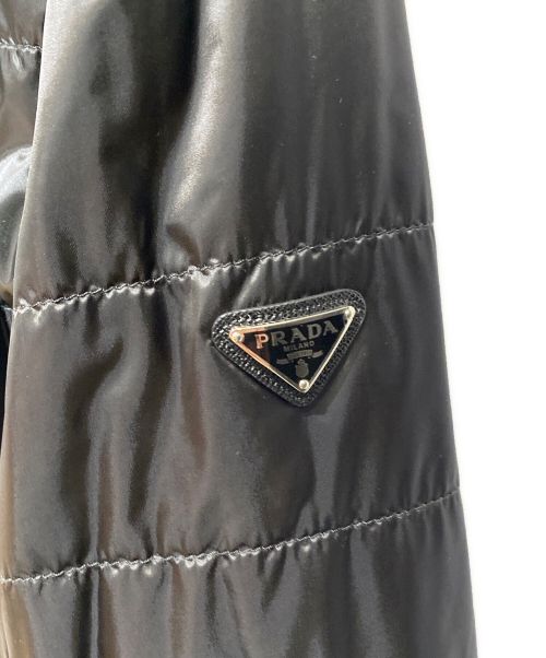 PRADA（プラダ）PRADA (プラダ) Sleeve emblem puffer jacket（スリーブエンブレムパファージャケット） ブラック サイズ:44の古着・服飾アイテム