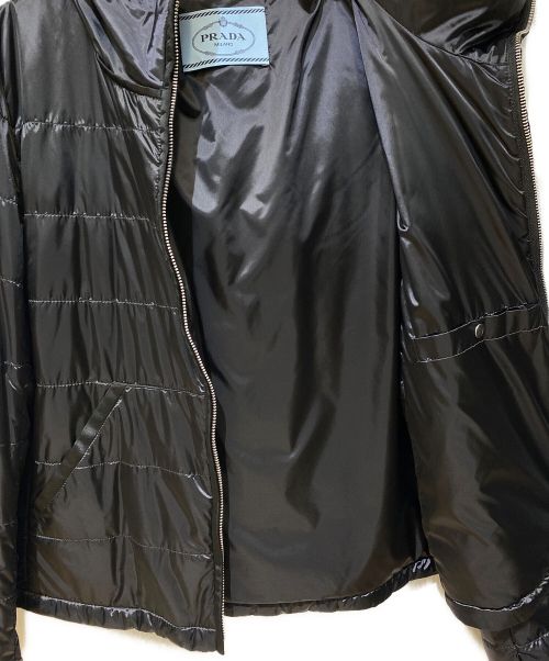 PRADA（プラダ）PRADA (プラダ) Sleeve emblem puffer jacket（スリーブエンブレムパファージャケット） ブラック サイズ:44の古着・服飾アイテム