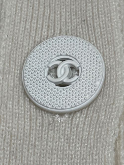 CHANEL（シャネル）CHANEL (シャネル) Coco mark button cardigan ベージュ サイズ:38の古着・服飾アイテム