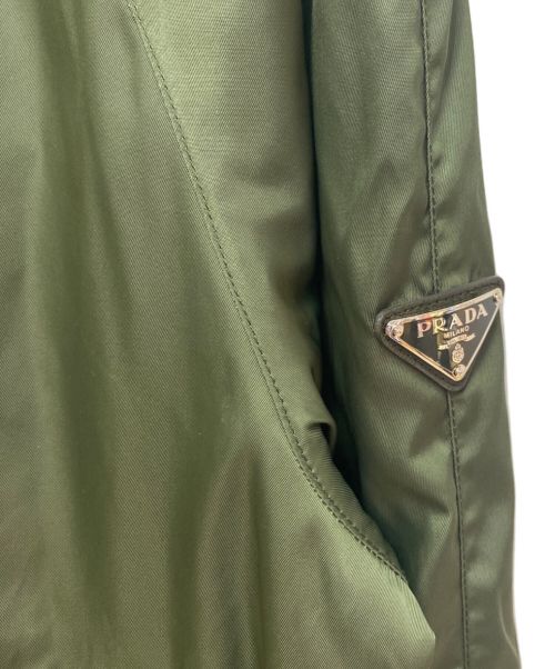 PRADA（プラダ）PRADA (プラダ) ロゴプレートブルゾン オリーブ サイズ:44の古着・服飾アイテム