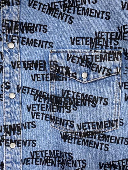 VETEMENTS（ヴェトモン）VETEMENTS (ヴェトモン) スタンプロゴデニムシャツジャケット サイズ:XSの古着・服飾アイテム