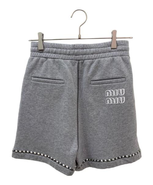 MIU MIU（ミュウミュウ）MIU MIU (ミュウミュウ) ロゴスタッズスウェットハーフパンツ グレー サイズ:38の古着・服飾アイテム