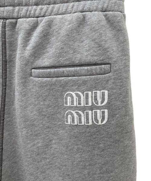 MIU MIU（ミュウミュウ）MIU MIU (ミュウミュウ) ロゴスタッズスウェットハーフパンツ グレー サイズ:38の古着・服飾アイテム