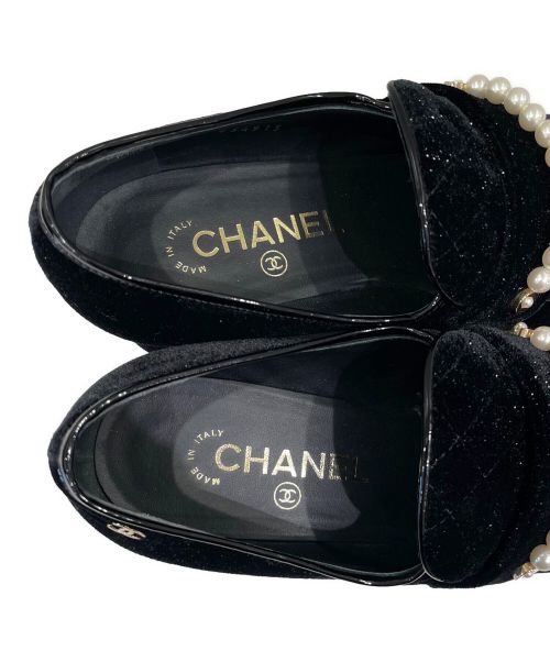 CHANEL（シャネル）CHANEL (シャネル) パールベロアローファー ブラック サイズ:381/2の古着・服飾アイテム