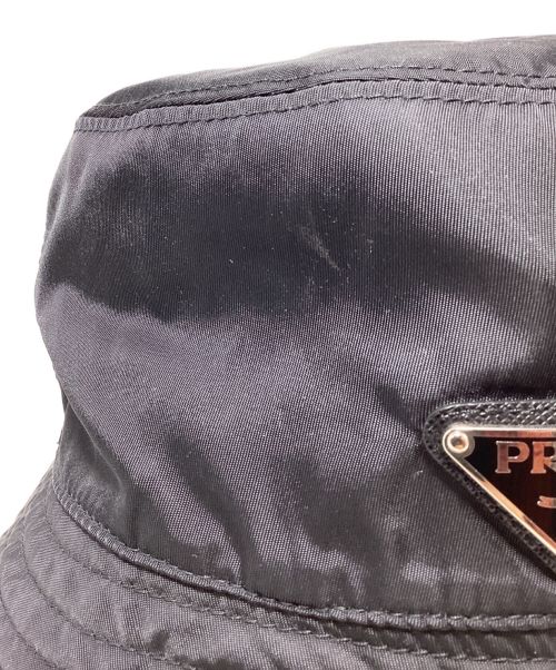 PRADA（プラダ）PRADA (プラダ) ロゴプレートバケットハット ブラック サイズ:Sの古着・服飾アイテム