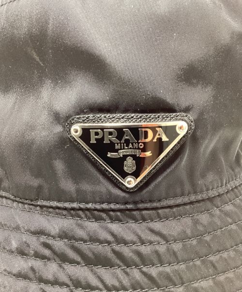 PRADA（プラダ）PRADA (プラダ) ロゴプレートバケットハット ブラック サイズ:Sの古着・服飾アイテム