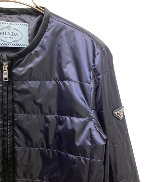 PRADA（プラダ）PRADA (プラダ) 三角プレートノーカラーライトダウンジャケット ネイビー サイズ:38の古着・服飾アイテム