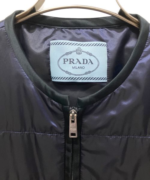 PRADA（プラダ）PRADA (プラダ) 三角プレートノーカラーライトダウンジャケット ネイビー サイズ:38の古着・服飾アイテム