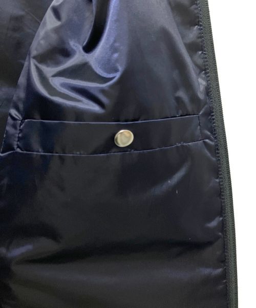 PRADA（プラダ）PRADA (プラダ) 三角プレートノーカラーライトダウンジャケット ネイビー サイズ:38の古着・服飾アイテム