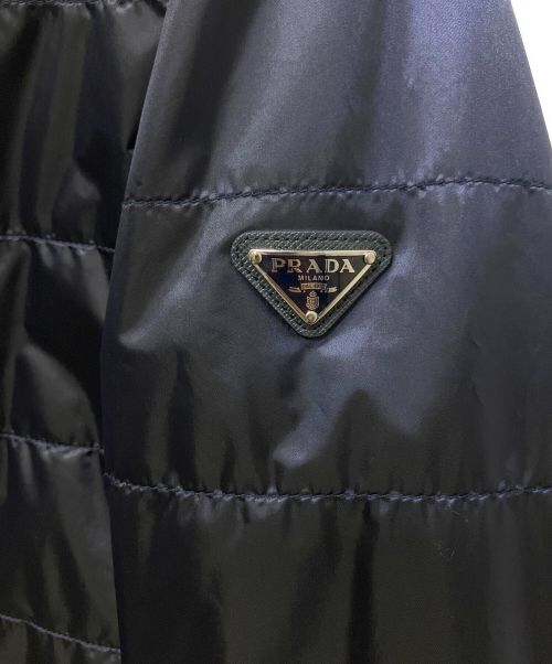 PRADA（プラダ）PRADA (プラダ) 三角プレートノーカラーライトダウンジャケット ネイビー サイズ:38の古着・服飾アイテム
