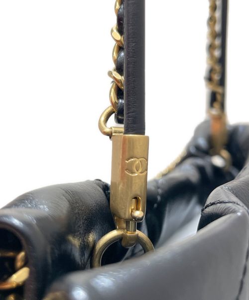 CHANEL（シャネル）CHANEL (シャネル) シャネル22 ミニ ブラック×ゴールド金具の古着・服飾アイテム