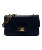 CHANELシャネル）の古着「Wフラップチェーンショルダーバッグ」｜ブラック