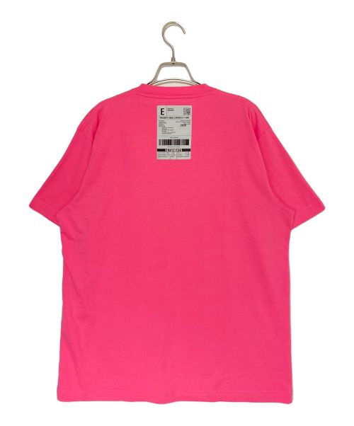 VETEMENTS（ヴェトモン）VETEMENTS (ヴェトモン) バーコードパッチロゴ プリントTシャツ ショッキングピンク サイズ:Sの古着・服飾アイテム