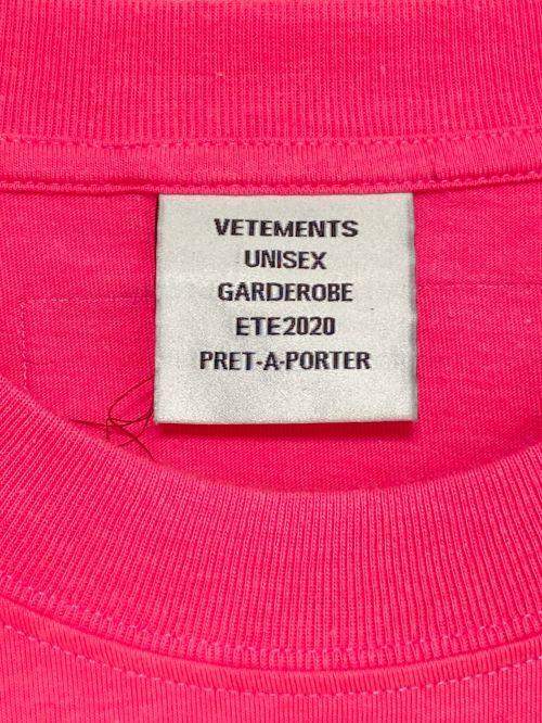 VETEMENTS（ヴェトモン）VETEMENTS (ヴェトモン) バーコードパッチロゴ プリントTシャツ ショッキングピンク サイズ:Sの古着・服飾アイテム