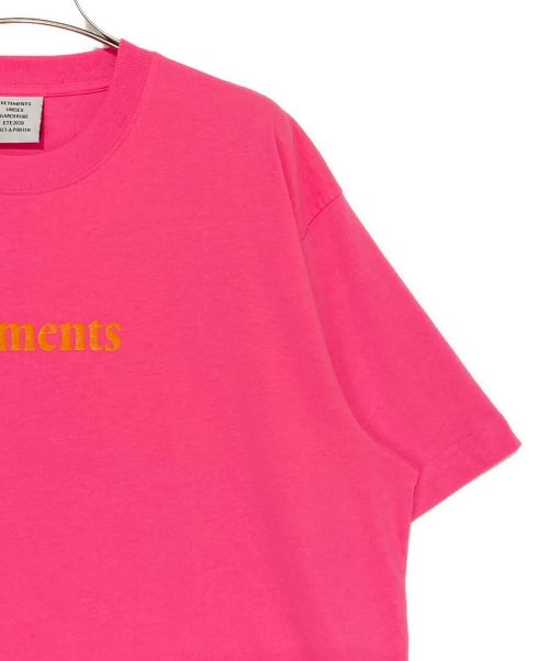VETEMENTS（ヴェトモン）VETEMENTS (ヴェトモン) バーコードパッチロゴ プリントTシャツ ショッキングピンク サイズ:Sの古着・服飾アイテム