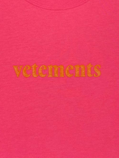 VETEMENTS（ヴェトモン）VETEMENTS (ヴェトモン) バーコードパッチロゴ プリントTシャツ ショッキングピンク サイズ:Sの古着・服飾アイテム