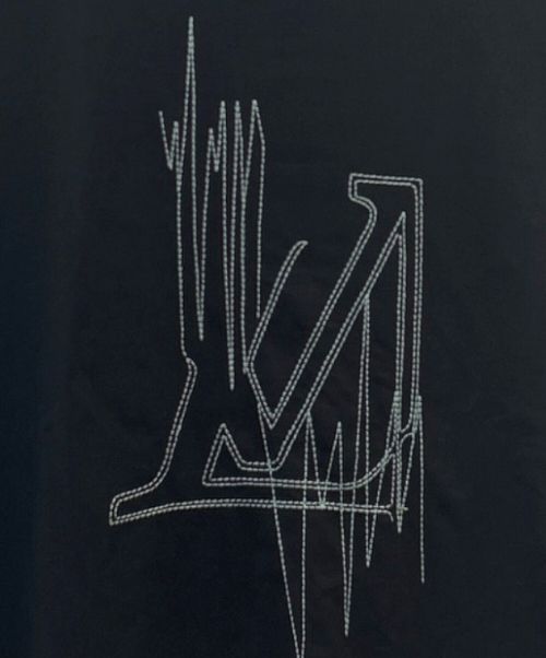 LOUIS VUITTON（ルイ ヴィトン）LOUIS VUITTON (ルイ ヴィトン) LVフリークエンシーグラフィックエンブロイTシャツ ブラック サイズ:Mの古着・服飾アイテム