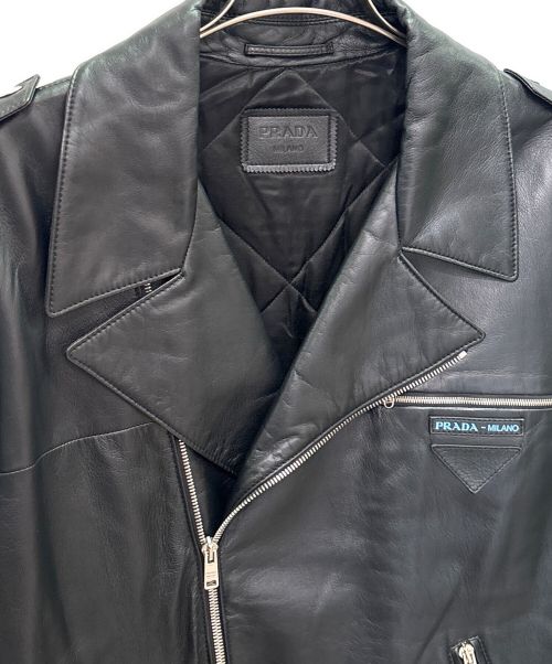 PRADA（プラダ）PRADA (プラダ) PRADA フロントロゴ ラムレザー ライダースジャケット ブラック サイズ:48の古着・服飾アイテム