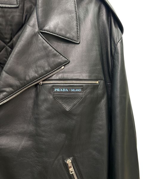PRADA（プラダ）PRADA (プラダ) PRADA フロントロゴ ラムレザー ライダースジャケット ブラック サイズ:48の古着・服飾アイテム