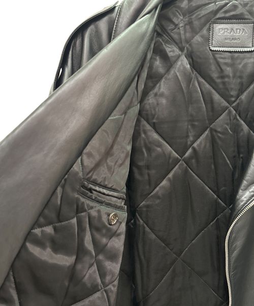PRADA（プラダ）PRADA (プラダ) PRADA フロントロゴ ラムレザー ライダースジャケット ブラック サイズ:48の古着・服飾アイテム