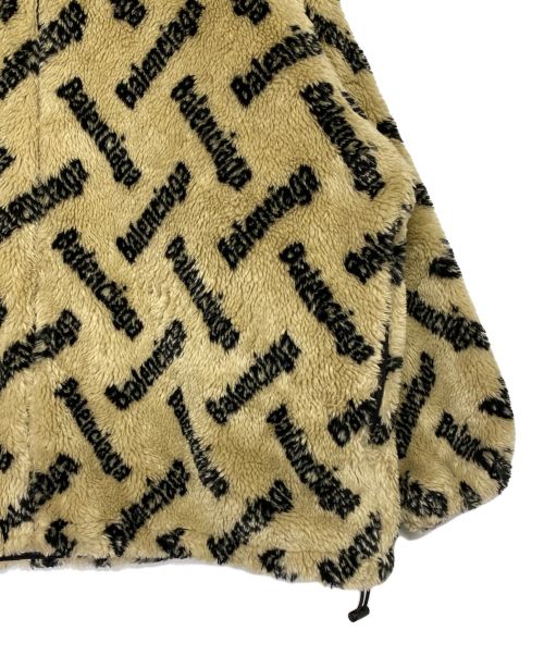 BALENCIAGA（バレンシアガ）BALENCIAGA (バレンシアガ) オールオーバーロゴボアジャケット ベージュ サイズ:32の古着・服飾アイテム