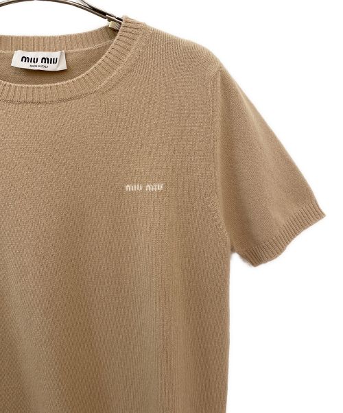 MIU MIU（ミュウミュウ）MIU MIU (ミュウミュウ) ワンポイントロゴニット ベージュ サイズ:40の古着・服飾アイテム