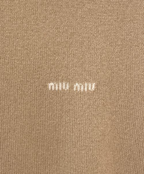 MIU MIU（ミュウミュウ）MIU MIU (ミュウミュウ) ワンポイントロゴニット ベージュ サイズ:40の古着・服飾アイテム