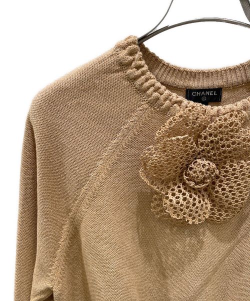CHANEL（シャネル）CHANEL (シャネル) カメリアブローチニット ベージュ サイズ:34の古着・服飾アイテム