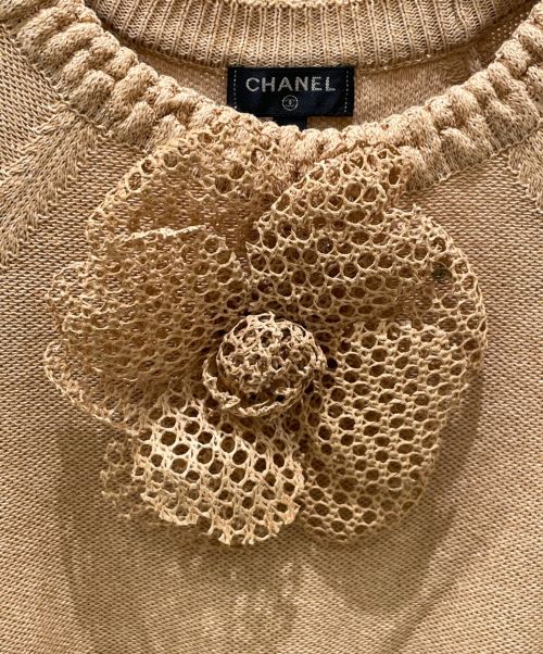 CHANEL（シャネル）CHANEL (シャネル) カメリアブローチニット ベージュ サイズ:34の古着・服飾アイテム