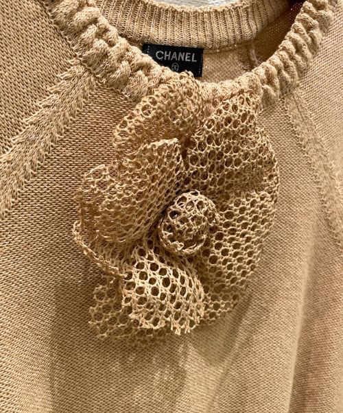 CHANEL（シャネル）CHANEL (シャネル) カメリアブローチニット ベージュ サイズ:34の古着・服飾アイテム