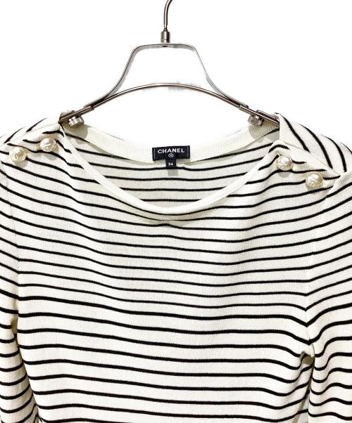 CHANEL（シャネル）CHANEL (シャネル) パールボタンボーダーニット ベージュ×ブラック サイズ:34の古着・服飾アイテム