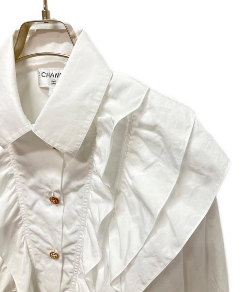 CHANEL（シャネル）CHANEL (シャネル) P73 22A ラインストーン ココボタン フリル ブラウス ホワイト サイズ:34の古着・服飾アイテム