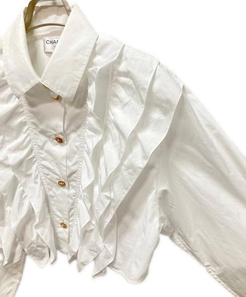 CHANEL（シャネル）CHANEL (シャネル) P73 22A ラインストーン ココボタン フリル ブラウス ホワイト サイズ:34の古着・服飾アイテム