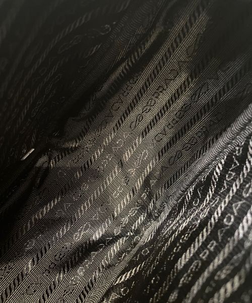 PRADA（プラダ）PRADA (プラダ) トライアングルレザーショルダーバッグ ホワイトの古着・服飾アイテム