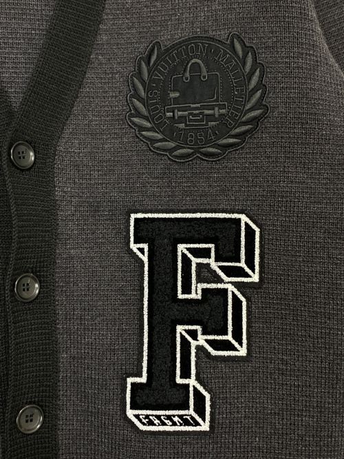LOUIS VUITTON（ルイ ヴィトン）LOUIS VUITTON (ルイ ヴィトン) FRAGMENT DESIGN (フラグメントデザイン) レタードカーディガン ブラック×グレー サイズ:Mの古着・服飾アイテム