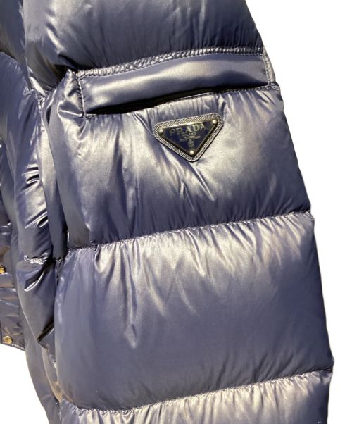 PRADA（プラダ）PRADA (プラダ) Logo Plate Nylon Down Jacket（ロゴプレートナイロンダウンジャケット） ネイビー サイズ:52の古着・服飾アイテム