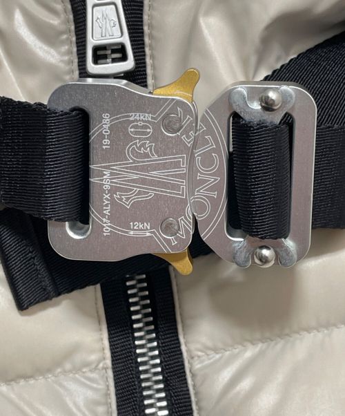 MONCLER GENIUS（モンクレール ジーニアス）MONCLER GENIUS (モンクレール ジーニアス) ALYX (アリクス) ALMOND/ダウンジャケット アイボリー サイズ:4の古着・服飾アイテム