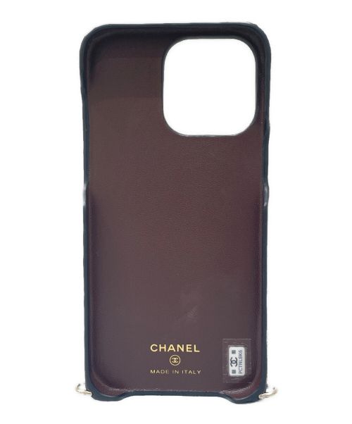 CHANEL（シャネル）CHANEL (シャネル) iPhone15 Pro MAXケース ブラック×ゴールドの古着・服飾アイテム