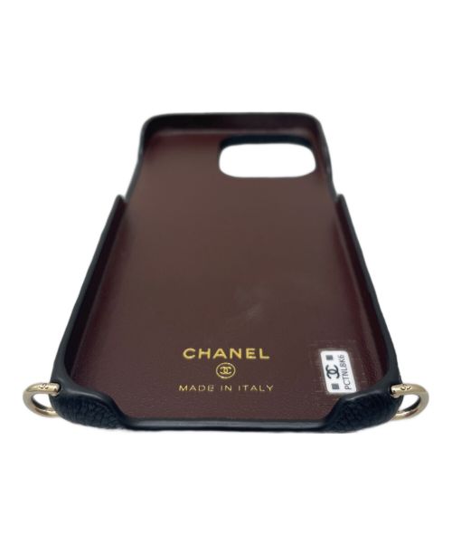 CHANEL（シャネル）CHANEL (シャネル) iPhone15 Pro MAXケース ブラック×ゴールドの古着・服飾アイテム