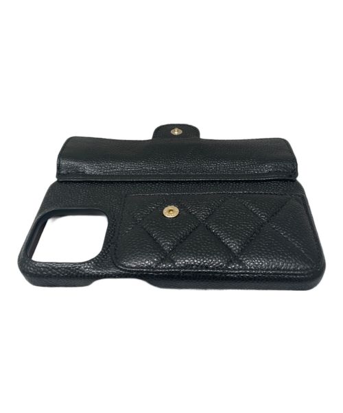 CHANEL（シャネル）CHANEL (シャネル) iPhone15 Pro MAXケース ブラック×ゴールド金具の古着・服飾アイテム