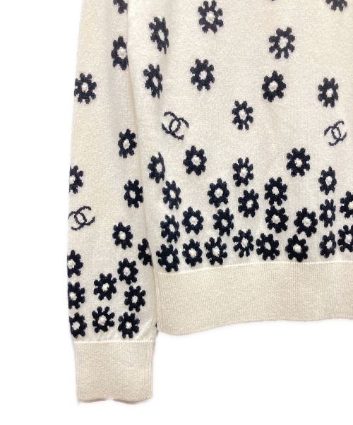 CHANEL（シャネル）CHANEL (シャネル) P72 カシミヤ ココマーク デイジーニット プルオーバー ホワイト サイズ:34の古着・服飾アイテム