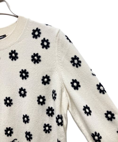 CHANEL（シャネル）CHANEL (シャネル) P72 カシミヤ ココマーク デイジーニット プルオーバー ホワイト サイズ:34の古着・服飾アイテム