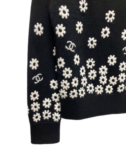 CHANEL（シャネル）CHANEL (シャネル) P72 カシミヤ ココマーク デイジーニット プルオーバー ブラック×ホワイト サイズ:34の古着・服飾アイテム