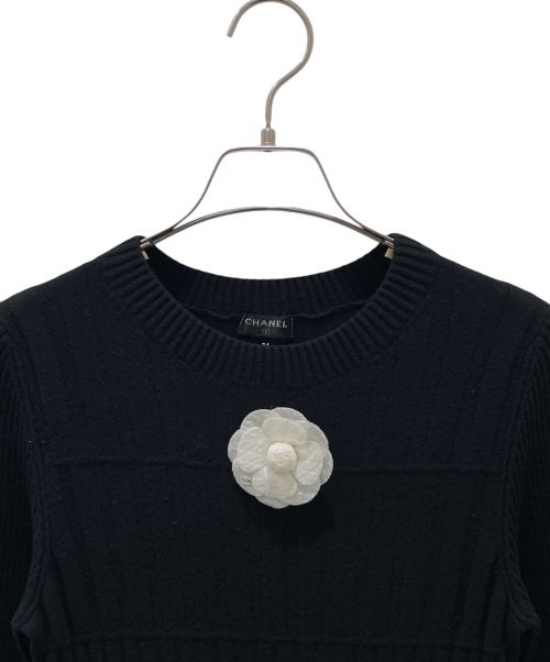 CHANEL（シャネル）CHANEL (シャネル) カメリア ブローチ ニット ワンピース ブラック サイズ:34の古着・服飾アイテム