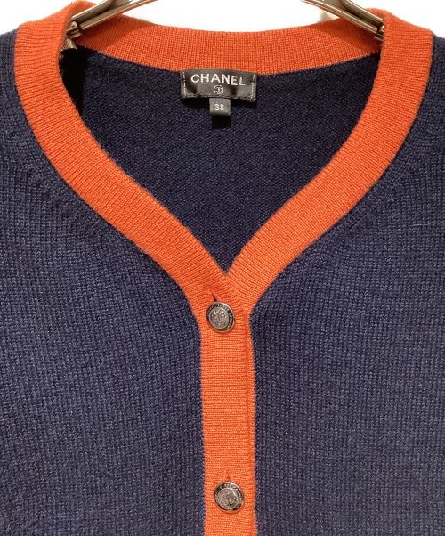 CHANEL（シャネル）CHANEL (シャネル) アンカーボタンカシミヤカーディガン ネイビー×オレンジ サイズ:38の古着・服飾アイテム