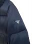 中古・古着 PRADA (プラダ) ロゴプレートダウンコート ネイビー サイズ:38：120000円