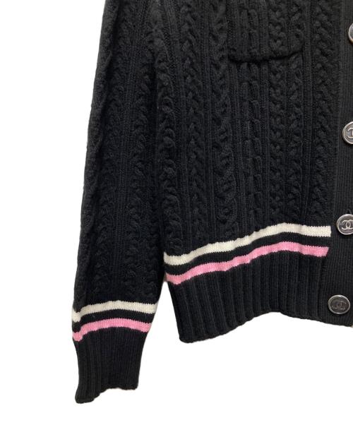 CHANEL（シャネル）CHANEL (シャネル) P74 ココマーク ケーブル カシミヤニット カーディガン ブラック×ピンク サイズ:34の古着・服飾アイテム
